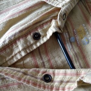 Short sleeve button up mountain hardwear shirt